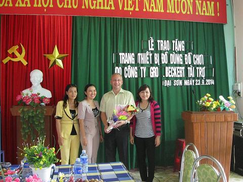 Lãnh đạo Công ty GrozBeckert thăm và tài trợ đồ dùng, đồ chơi cho trường MN