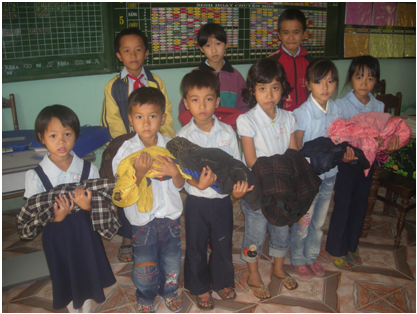 Trường Tiểu học Nguyễn Công Sáu tặng áo ấm cho HS nghèo
